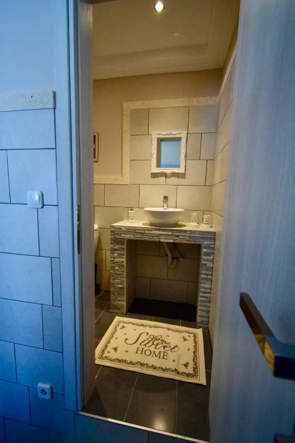 Comfort Room Tesalonika Bagian luar foto