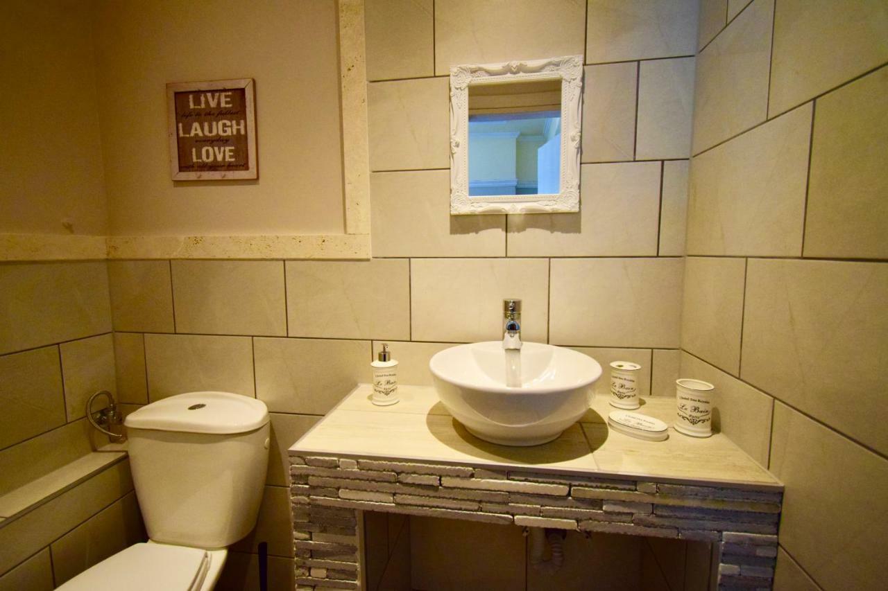 Comfort Room Tesalonika Bagian luar foto